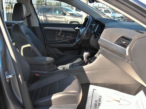 Used 2024 Volkswagen Jetta SE image 39