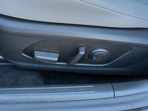 Used 2025 Hyundai Elantra Limited image 24