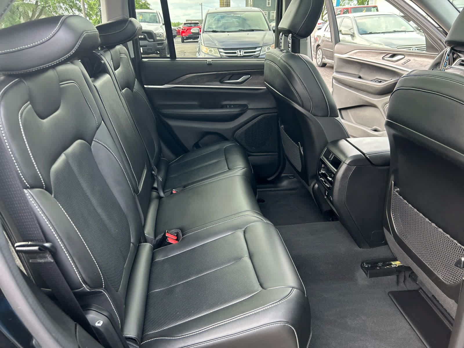 Used 2023 Jeep Grand Cherokee Limited w/ Luxury Tech Group II AWD/4WD image 27