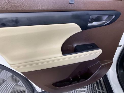 Used 2021 Toyota Highlander XLE image 29
