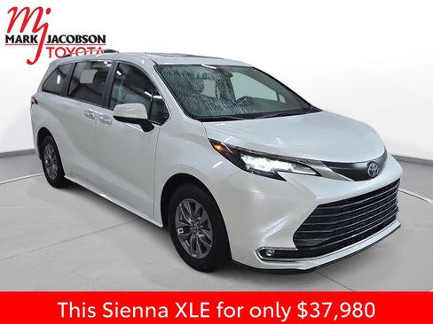 Used 2024 Toyota Sienna XLE image 5
