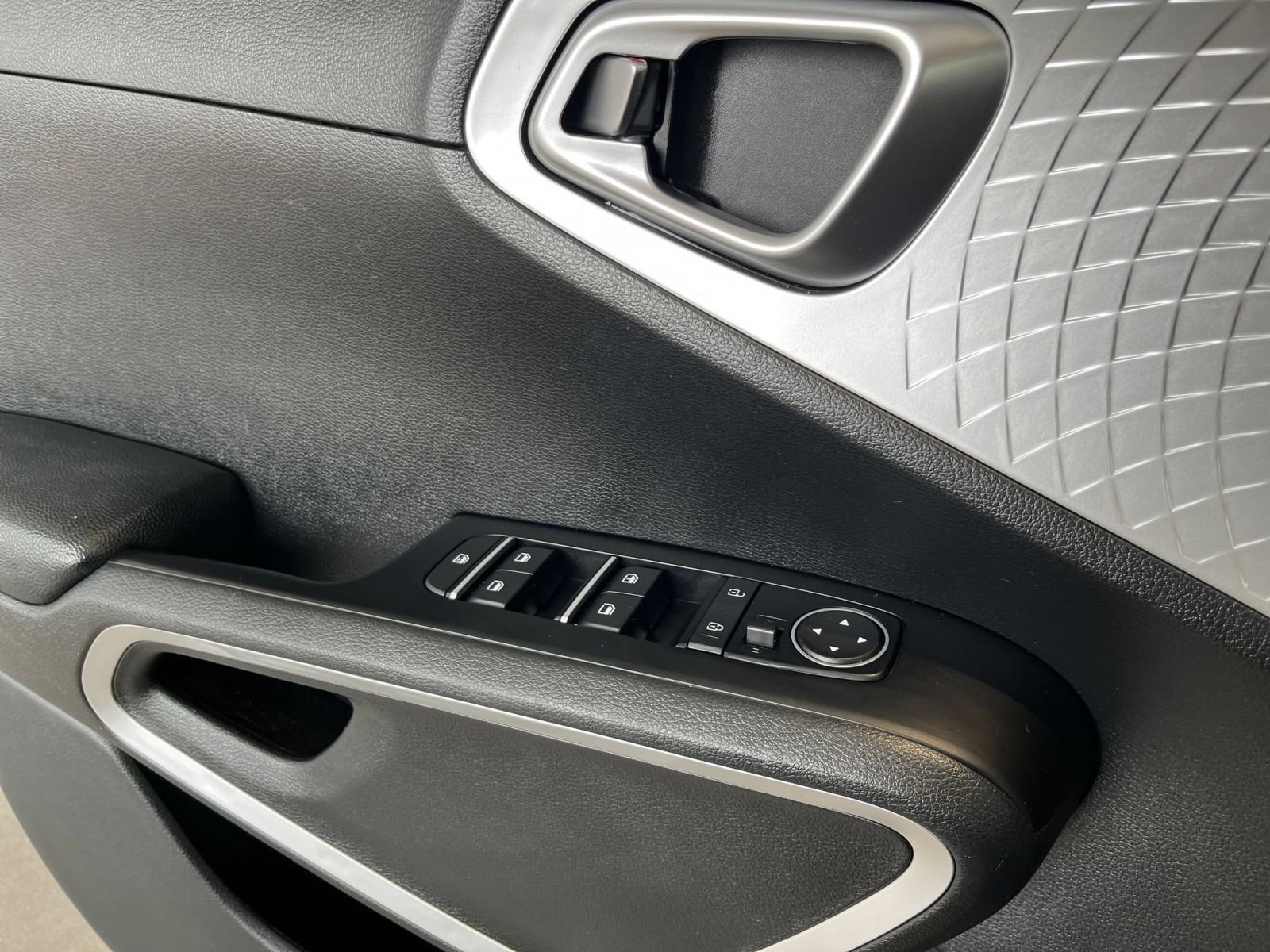 Used 2025 Kia Soul LX w/ LX Technology Package FWD image 18