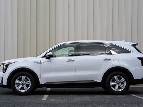Used 2024 Kia Sorento LX FWD image 8
