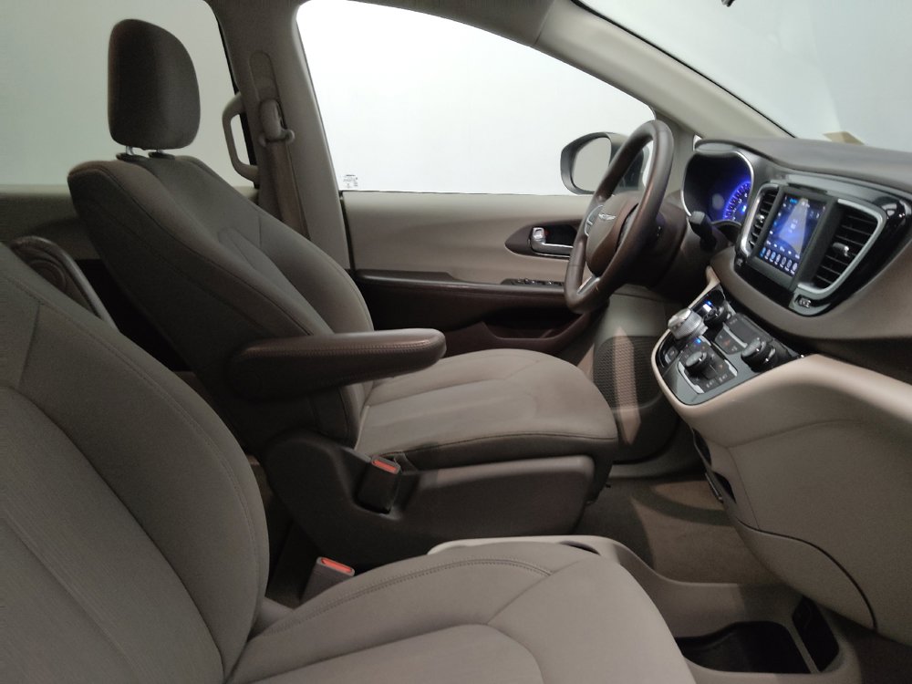 Used 2020 Chrysler Voyager LX FWD image 21