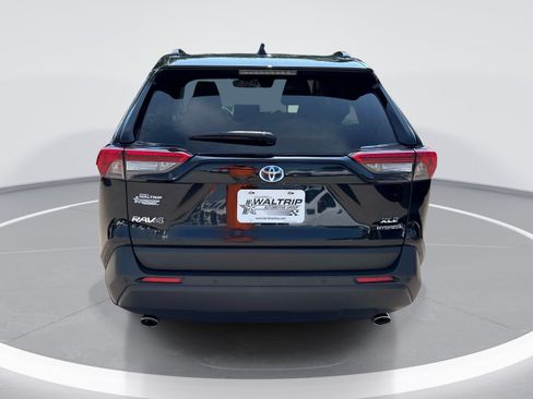 Used 2021 Toyota RAV4 XLE Premium AWD/4WD image 7
