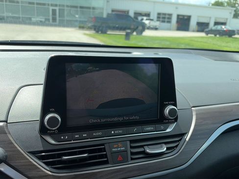 Used 2024 Nissan Altima 2.5 SV FWD image 21