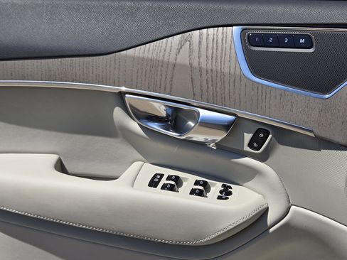Certified 2025 Volvo XC90 B5 Plus w/ Protection Package Premier image 27