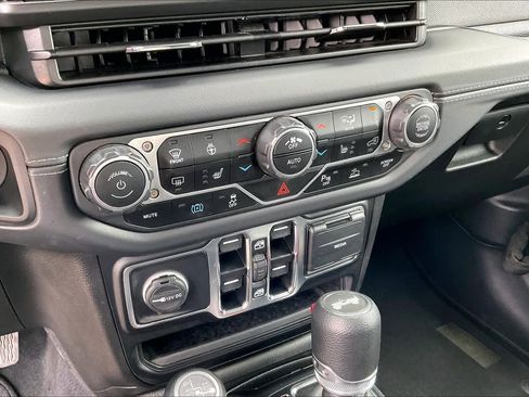 Used 2025 Jeep Wrangler Unlimited Sahara w/ Safety Group AWD/4WD image 32