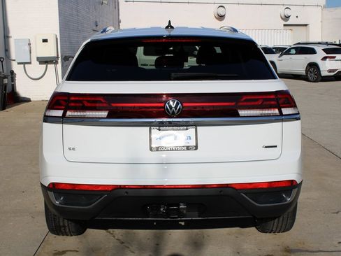 Certified 2025 Volkswagen Atlas Cross Sport SE image 5