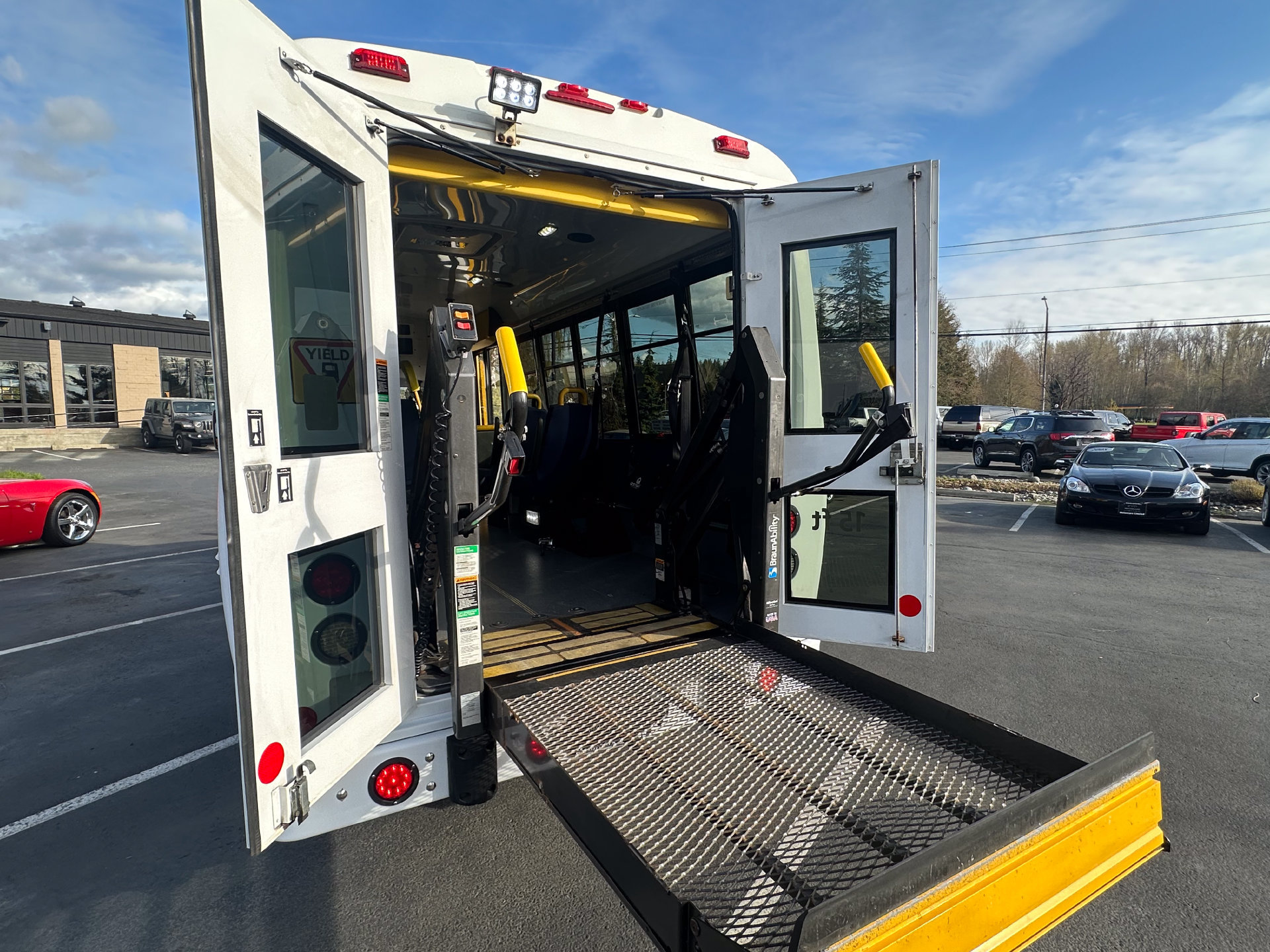 Used 2014 Chevrolet Express 3500 RWD image 10