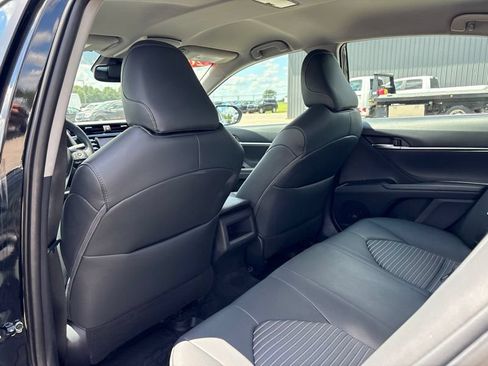 Used 2019 Toyota Camry SE w/ Convenience Package FWD image 13