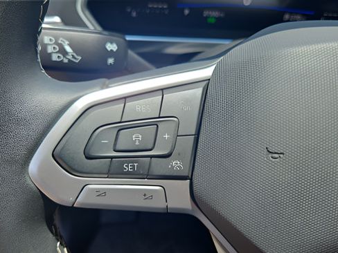 Used 2024 Volkswagen Tiguan SE AWD/4WD image 16