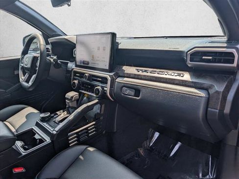 Used 2025 Toyota Tacoma Limited AWD/4WD image 23