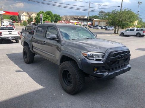 Used 2019 Toyota Tacoma TRD Off-Road AWD/4WD image 4