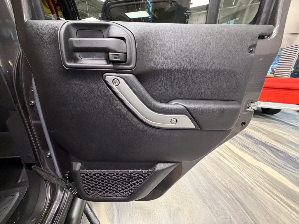 Used 2016 Jeep Wrangler Unlimited Rubicon w/ Connectivity Group AWD/4WD image 47