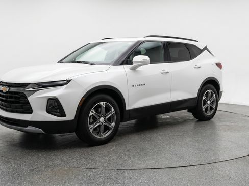 Used 2025 Chevrolet Blazer LT FWD image 3