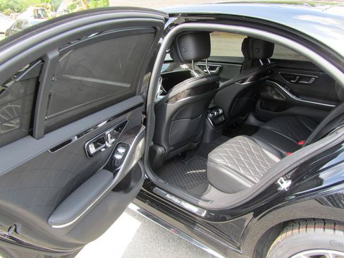 Used 2022 Mercedes-Benz S 580 4MATIC Sedan w/ AMG Line Package image 19