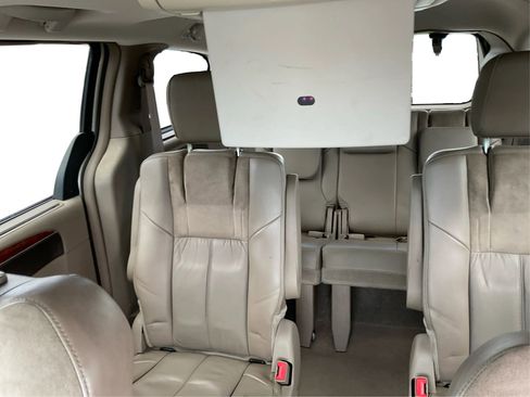 Used 2014 Chrysler Town & Country Limited w/ Luxury Group FWD image 14