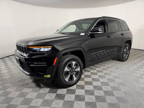 Used 2023 Jeep Grand Cherokee 4WD 4xe image 3
