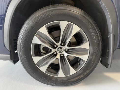 Used 2021 Toyota Highlander XLE AWD/4WD image 41