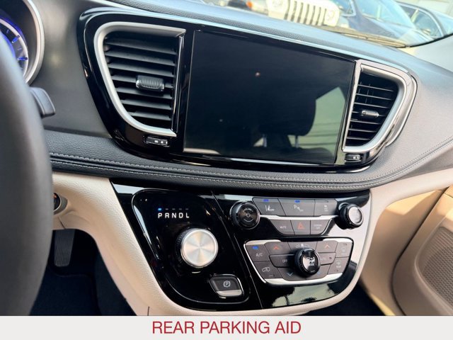 Certified 2024 Chrysler Pacifica Limited FWD image 14