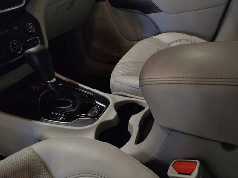 Used 2019 Jeep Cherokee Limited FWD image 26