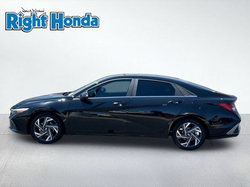 Used 2025 Hyundai Elantra Limited FWD image 3