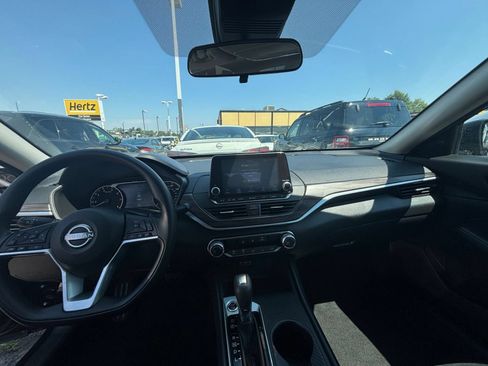 Used 2025 Nissan Altima 2.5 SV FWD image 31