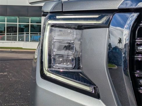 Used 2024 GMC Yukon SLT w/ SLT Luxury Package image 9