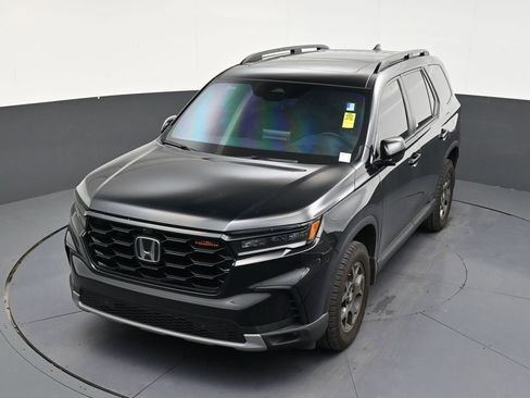 Used 2025 Honda Pilot TrailSport image 19