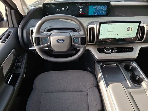 Used 2025 Ford Expedition Active AWD/4WD image 11