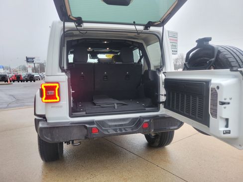 Used 2025 Jeep Wrangler Unlimited Sahara w/ Safety Group image 19