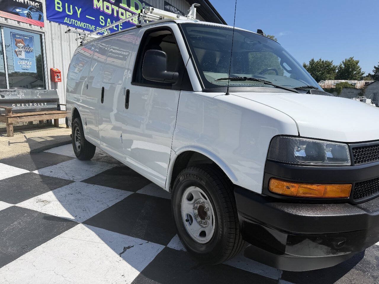 Used 2019 Chevrolet Express 2500 w/ Driver Convenience Package RWD image 3