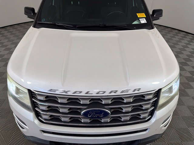 Used 2017 Ford Explorer XLT w/ Equipment Group 202A FWD image 5