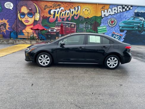Used 2022 Toyota Corolla LE FWD image 2