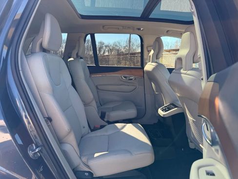 Used 2022 Volvo XC90 T6 Momentum image 11