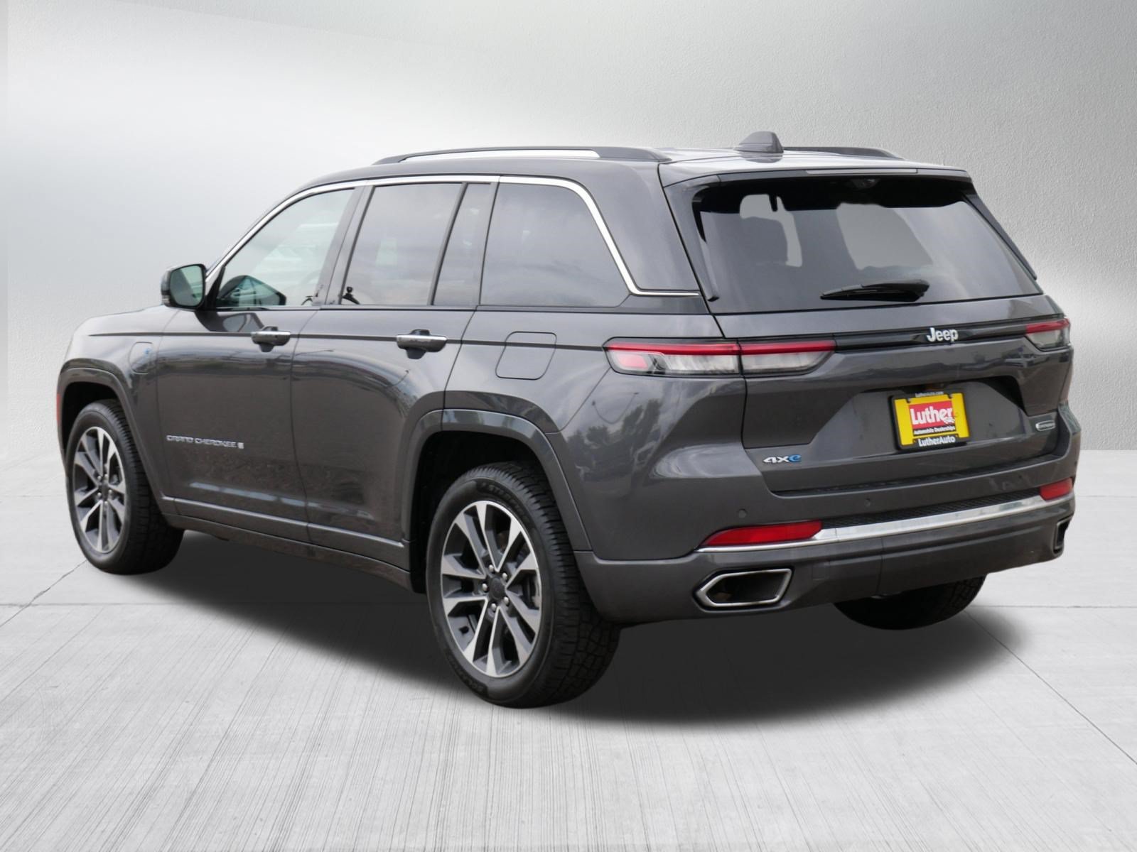 Used 2023 Jeep Grand Cherokee Overland w/ Luxury Tech Group IV AWD/4WD image 5