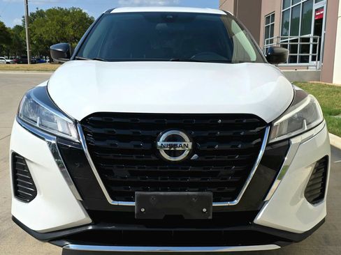 Used 2021 Nissan Kicks S FWD image 2
