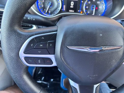 Used 2020 Chrysler Voyager L FWD image 12