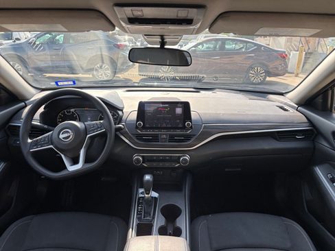 Used 2025 Nissan Altima 2.5 SV FWD image 33