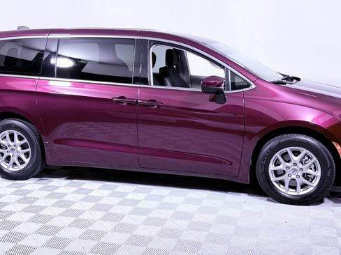 Used 2023 Chrysler Voyager LX FWD image 2