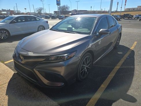 Used 2024 Toyota Camry SE w/ Convenience Package image 3