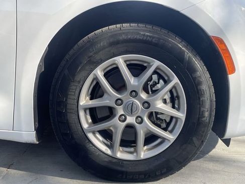 Used 2024 Chrysler Pacifica Touring-L image 31