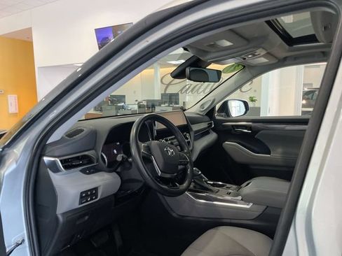 Used 2021 Toyota Highlander Limited AWD/4WD image 11