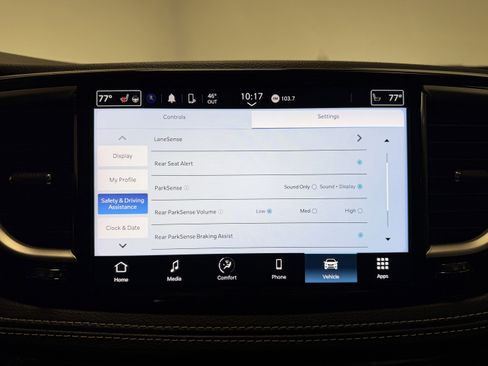 Used 2024 Chrysler Pacifica Touring-L image 11