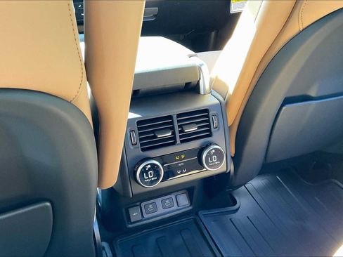 New 2025 Land Rover Discovery Dynamic SE image 16