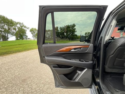 Used 2017 Cadillac Escalade Luxury AWD/4WD image 27