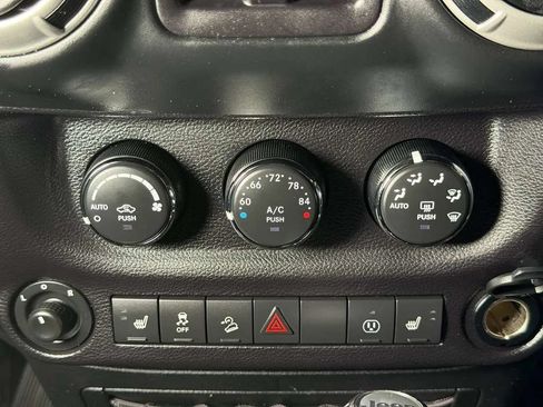 Used 2018 Jeep Wrangler Unlimited Rubicon w/ Connectivity Group AWD/4WD image 32