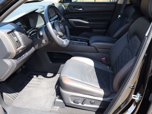 Used 2024 Nissan Pathfinder Platinum w/ Lighting Package (N92) FWD image 17