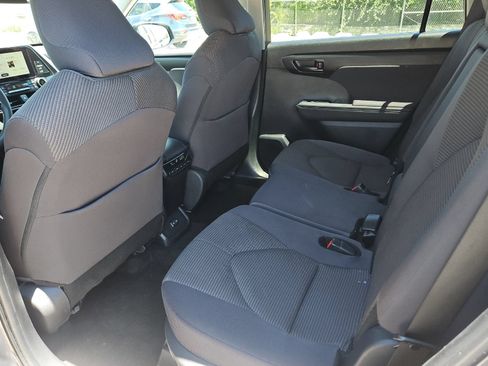 Certified 2025 Toyota Highlander LE FWD image 11